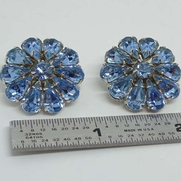 * vintage signed Weiss Blue Teardrop rhinestones cluster flower clip on earrings - Picture 2 of 6